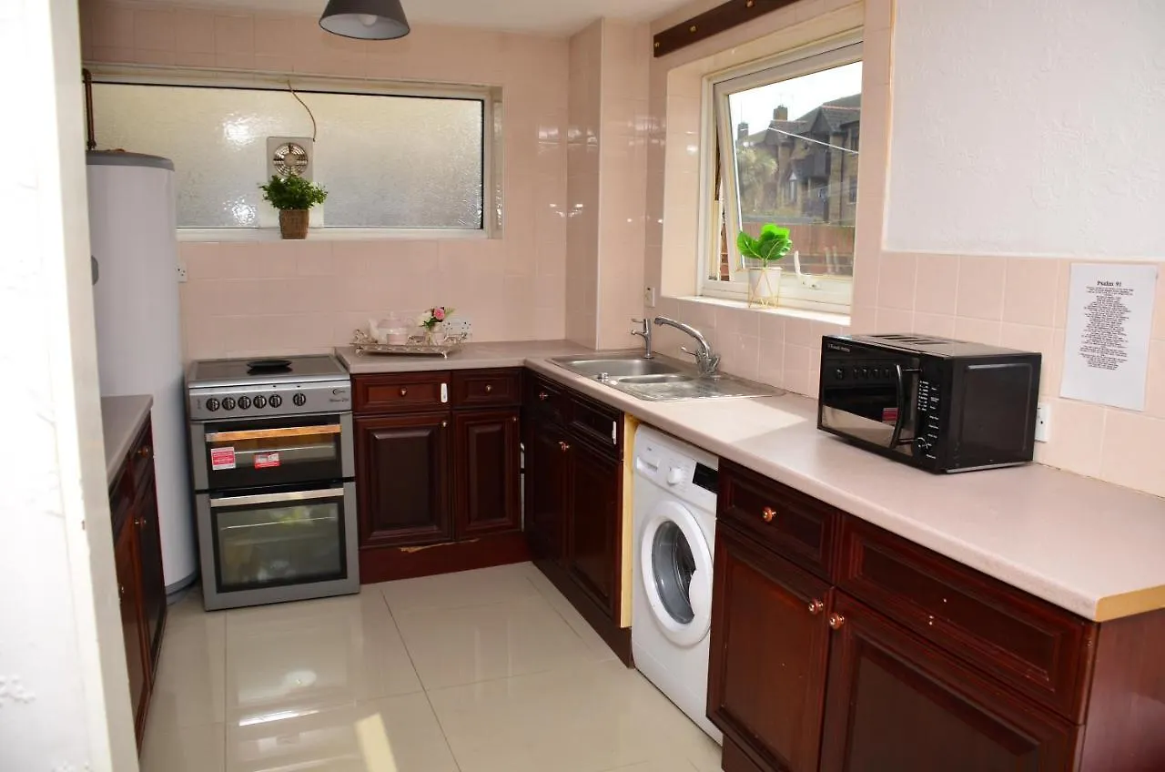 33Sm Dreams Unlimited Serviced Accommodation- Staines - Heathrow Stanwell