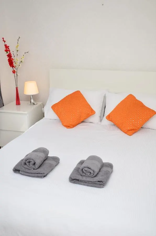 33Sm Dreams Unlimited Serviced Accommodation- Staines - Heathrow Stanwell Holiday home