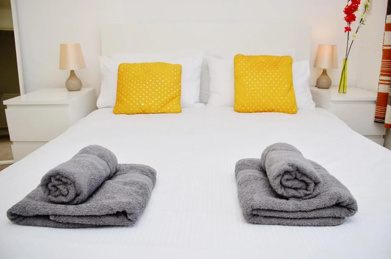 33Sm Dreams Unlimited Serviced Accommodation- Staines - Heathrow Stanwell 0*,  Velká Británie